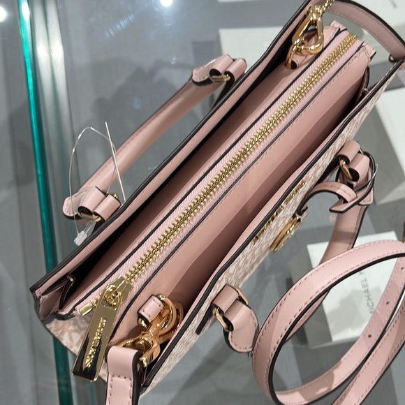 MICHAEL KORS
Sheila Small Faux Saffiano Leather Satchel
Optic Wht/Rose Gold
NWT - Picture 9 of 16